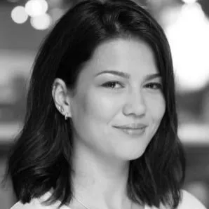 black and white photo of Alexandra Cserép, marketer at bookedby.me